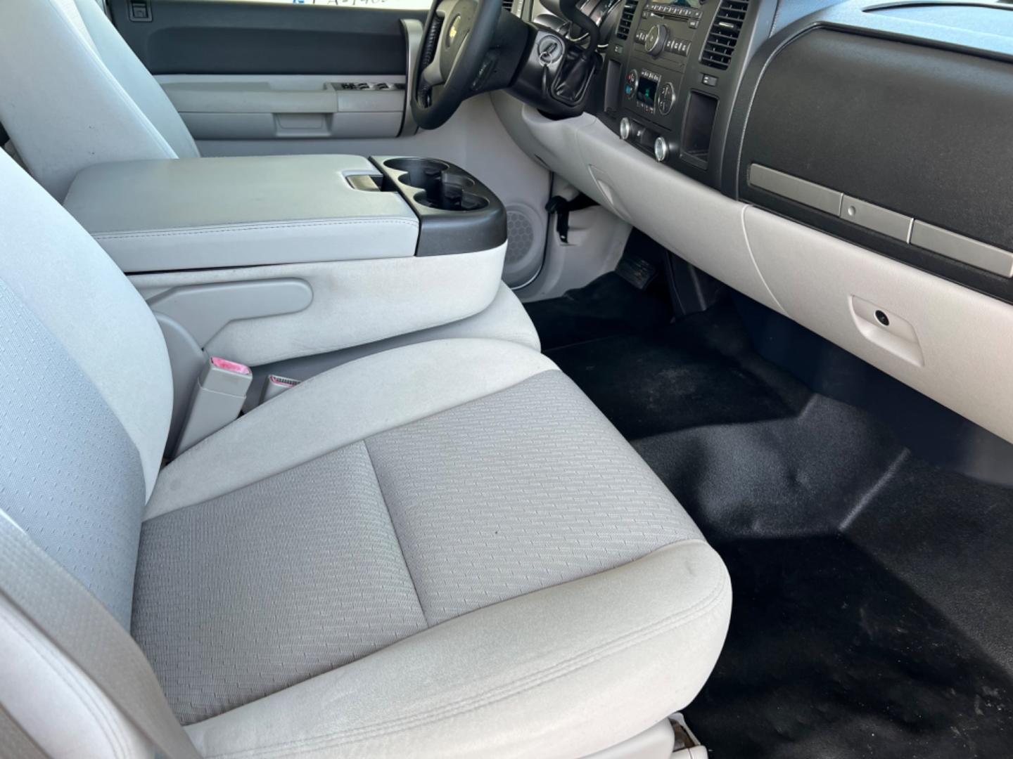 2009 White /Gray Chevrolet Silverado 1500 LT (1GCEC29029Z) with an 5.3 V8 engine, Automatic transmission, located at 4520 Airline Hwy, Baton Rouge, LA, 70805, (225) 357-1497, 30.509325, -91.145432 - 2009 Chevy Silverado Ext Cab LT 2WD ***One Owner*** 5.3 V8 Gas, 152K Miles, Power Windows, Locks & Mirrors, Cold A/C, Tow Pkg. FOR INFO PLEASE CONTACT JEFF AT 225 357-1497 CHECK OUT OUR A+ RATING WITH THE BETTER BUSINESS BUREAU WE HAVE BEEN A FAMILY OWNED AND OPERATED BUSINESS AT THE SAME LOCATION - Photo#9